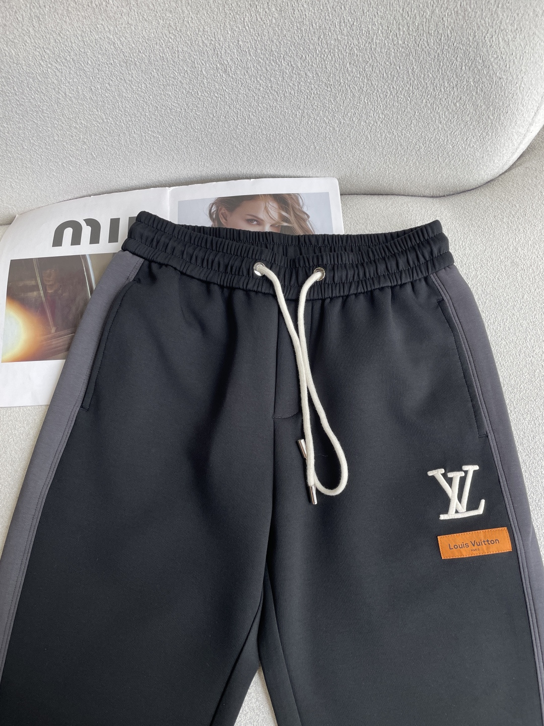 Lv  2026秋冬最新休闲裤 潮人必备 版型超赞，能很好的修复各种腿型，非常个性！柔软排汗，舒适度极高。裤腿腰部订制松