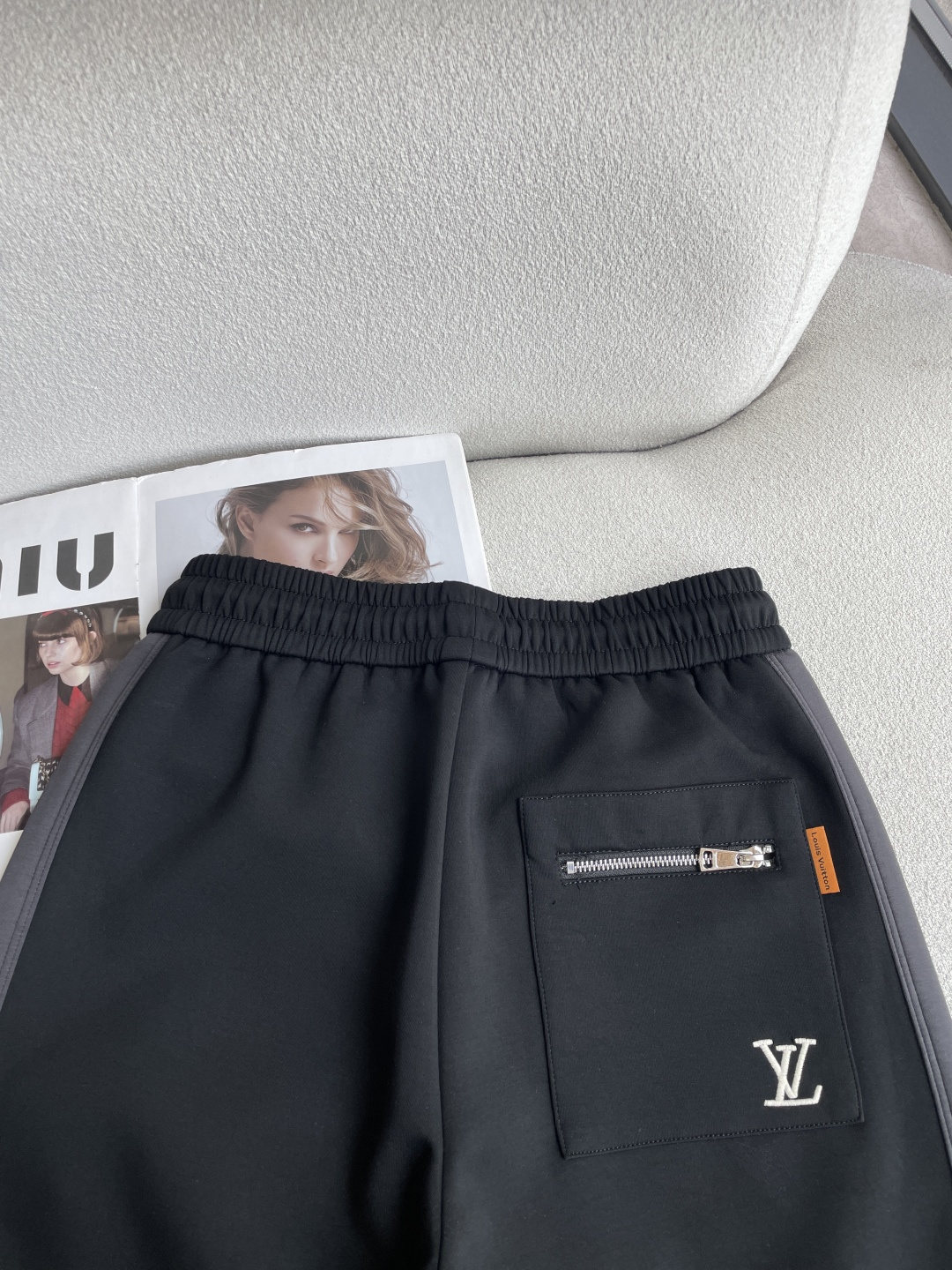 Lv  2026秋冬最新休闲裤 潮人必备 版型超赞，能很好的修复各种腿型，非常个性！柔软排汗，舒适度极高。裤腿腰部订制松