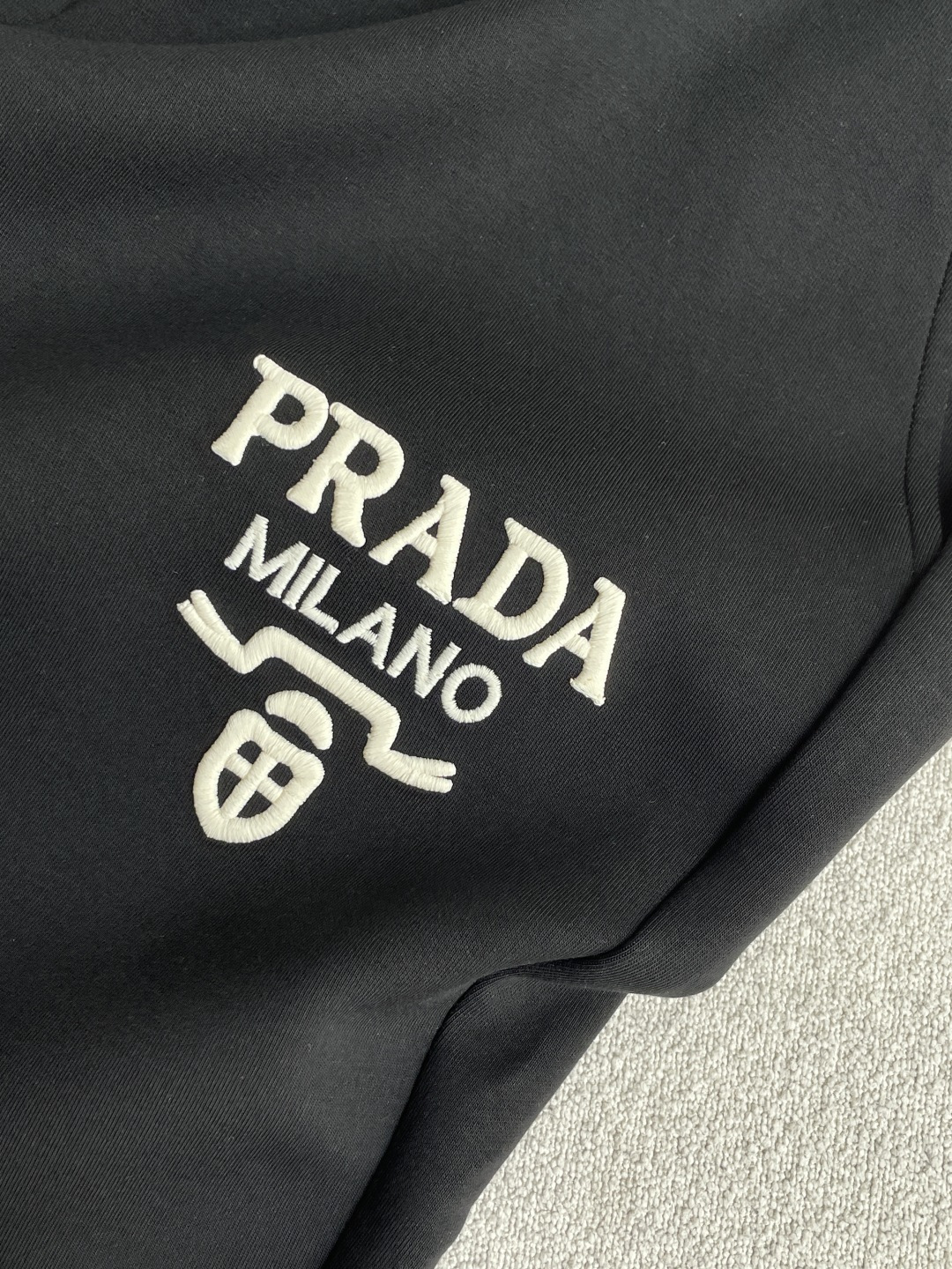 Prad  2026秋冬最新休闲裤 潮人必备 版型超赞，能很好的修复各种腿型，非常个性！柔软排汗，舒适度极高。裤腿腰部订