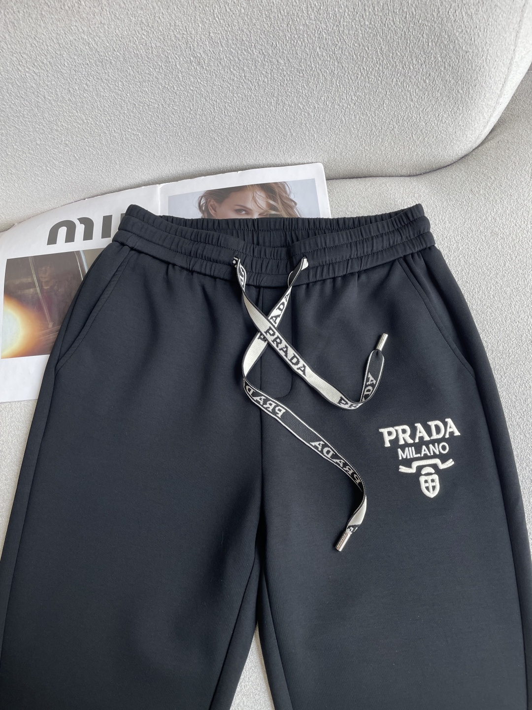 Prad  2026秋冬最新休闲裤 潮人必备 版型超赞，能很好的修复各种腿型，非常个性！柔软排汗，舒适度极高。裤腿腰部订