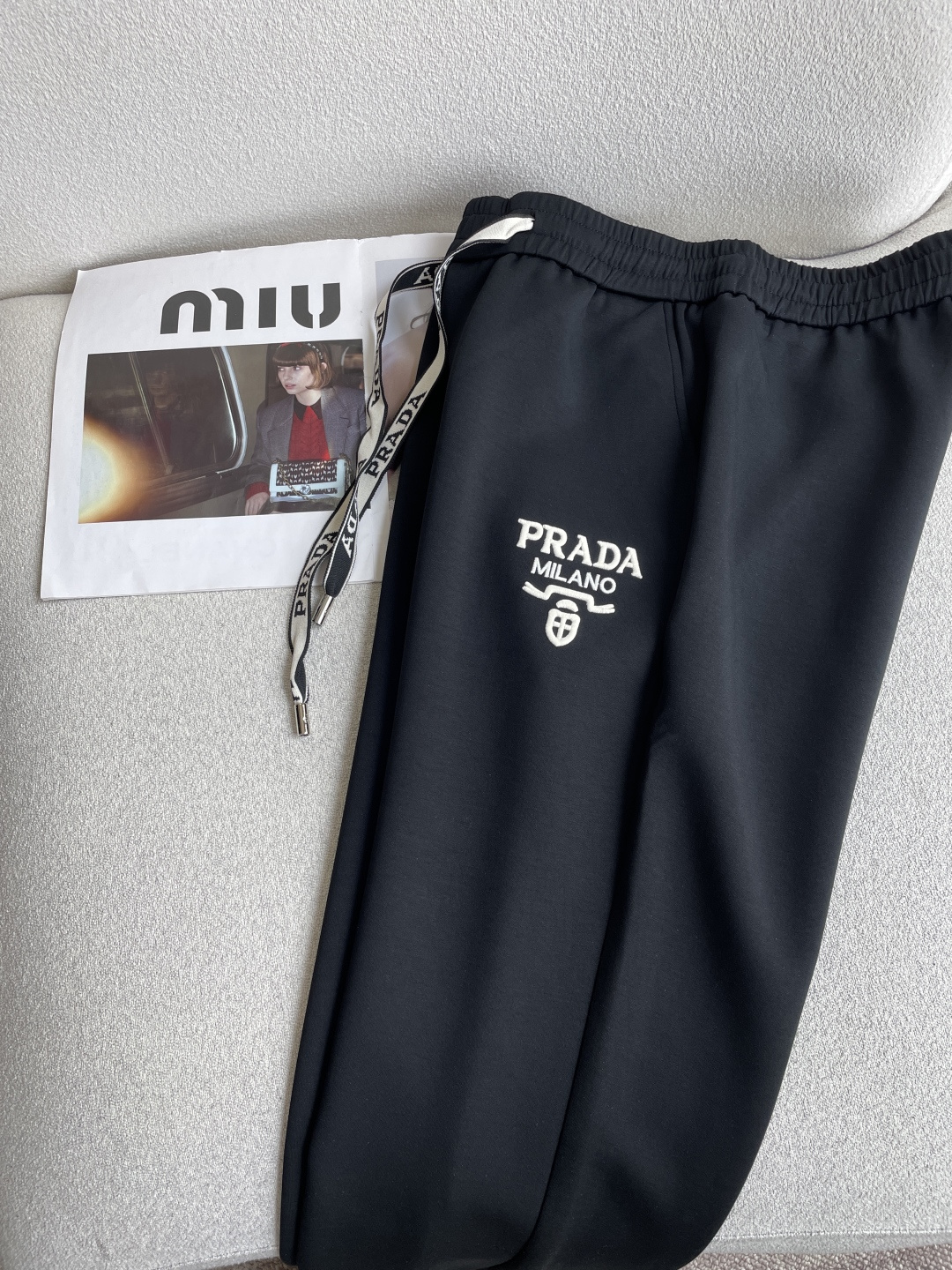 Prad  2026秋冬最新休闲裤 潮人必备 版型超赞，能很好的修复各种腿型，非常个性！柔软排汗，舒适度极高。裤腿腰部订