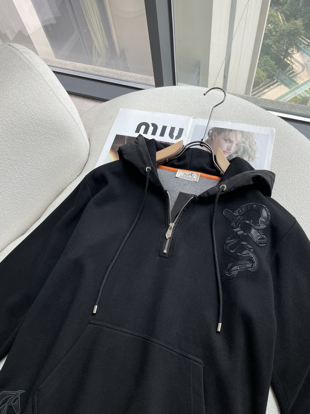 型号HF517#，爱马家 2026秋冬最新马具贴皮绣男士羊绒连帽运动衫，带帽套头卫衣款式，半拉链开襟，左侧肩部极具代表性