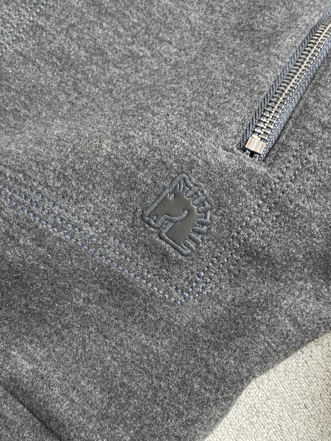 型号HF507#，爱马家 2026年秋冬最新小马头绣标男士羊绒立领卫衣，全拉链开身外套款型，整衣没有明显的Logo装饰，