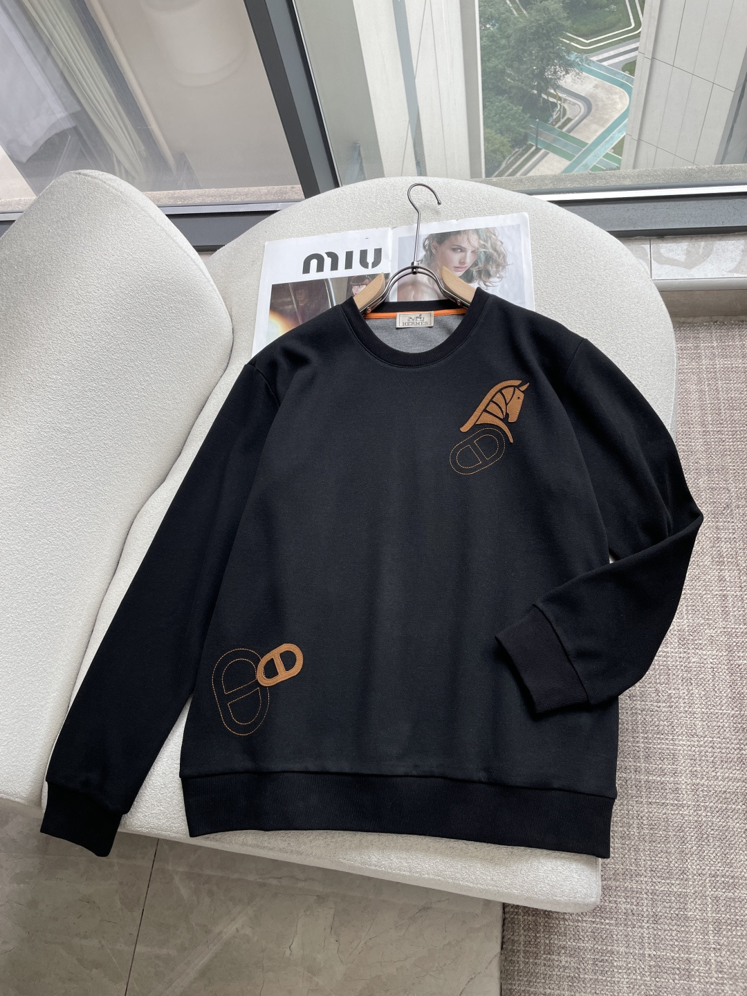 型号HF521#（可与同款长裤配成套装穿着），爱马家 2026秋冬最新马头贴皮绣男士羊绒圆领卫衣，传统经典套头款式，胸前