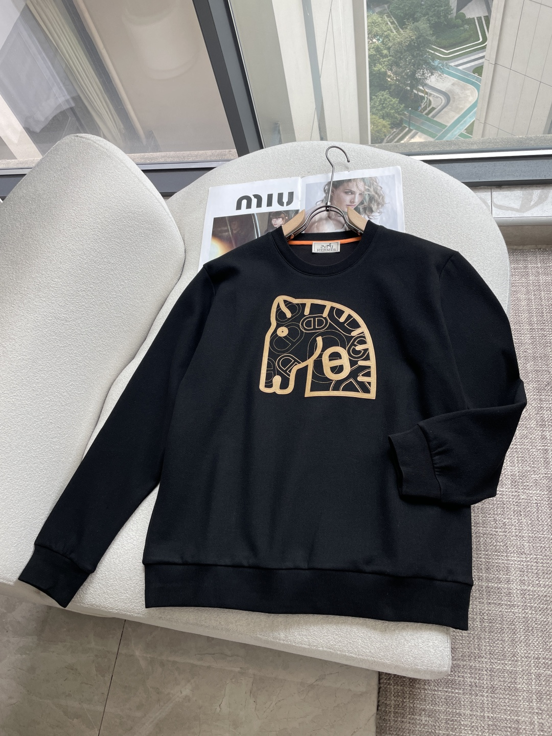 型号HF519#，爱马家 2026秋冬最新马头贴皮绣男士羊绒圆领卫衣，传统圆领套头款式，胸前极具代表性的大号马头➕马扣图