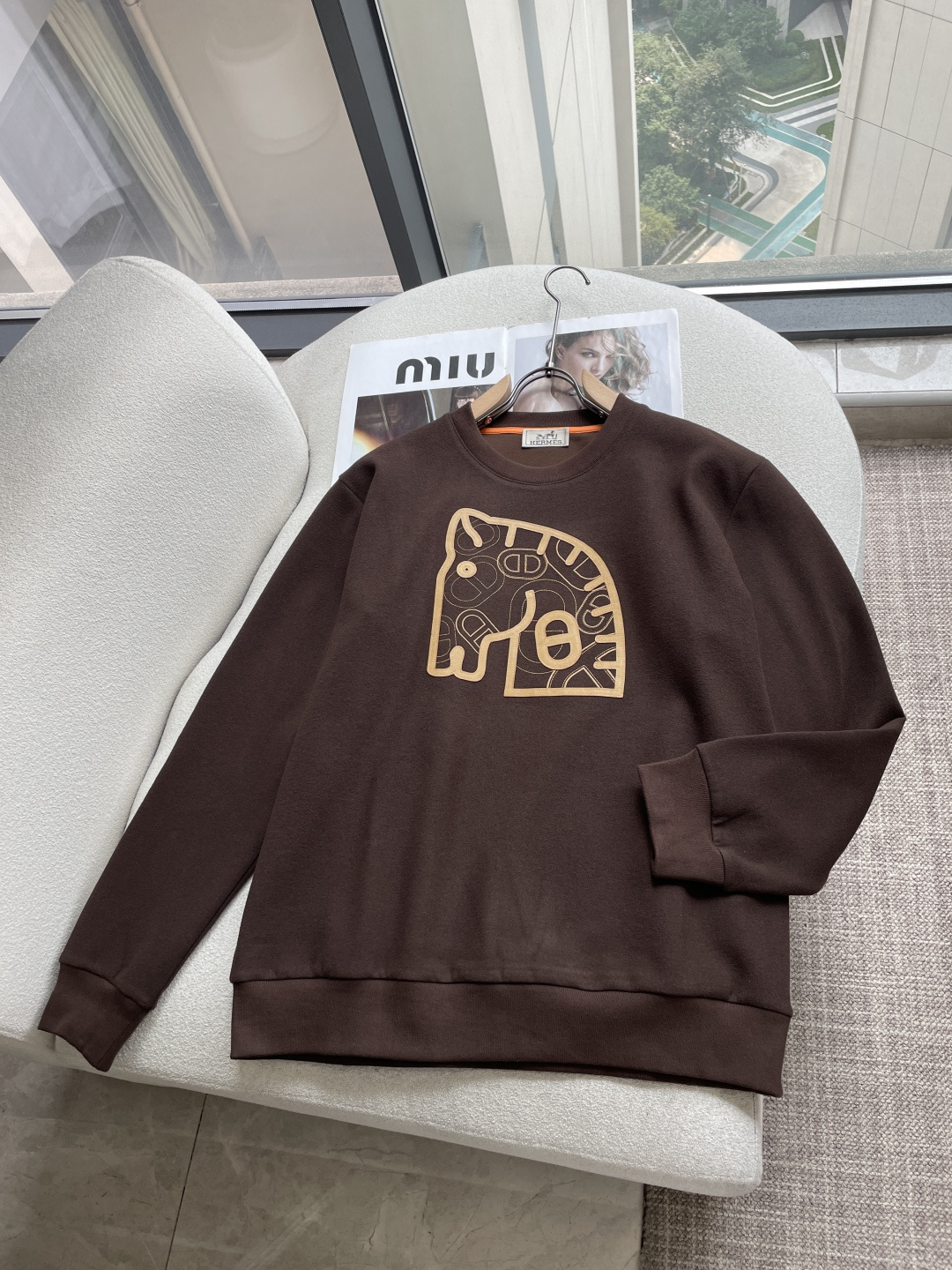 型号HF519#，爱马家 2026秋冬最新马头贴皮绣男士羊绒圆领卫衣，传统圆领套头款式，胸前极具代表性的大号马头➕马扣图