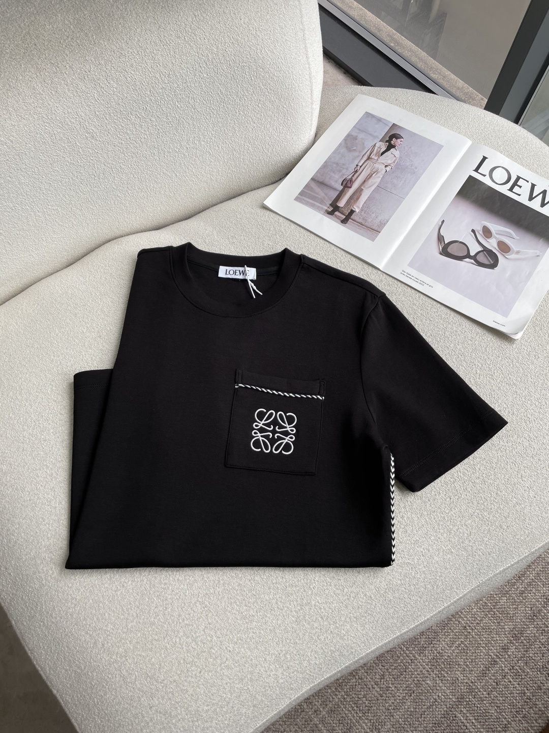 Loewe  2026秋冬 圆领刺绣短袖T恤打底衫 元素性的Logo凸显休闲时尚魅力,依然独领时尚风骚.内搭好伴侣… 客