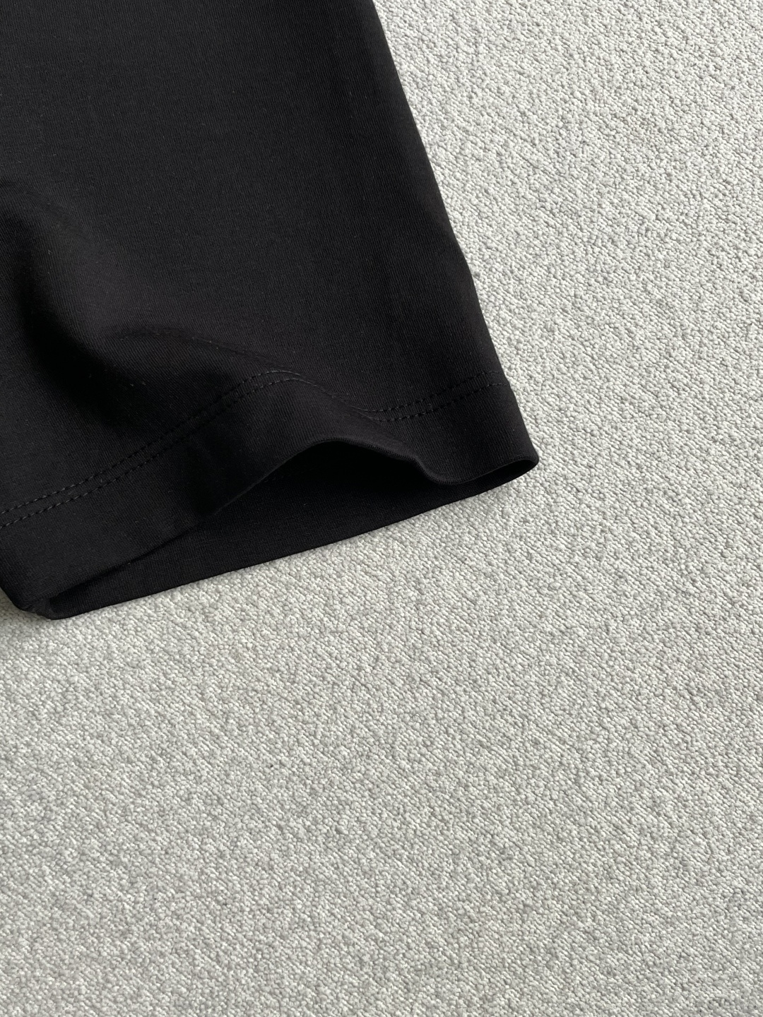 Loewe  2026秋冬 圆领刺绣短袖T恤打底衫 元素性的Logo凸显休闲时尚魅力,依然独领时尚风骚.内搭好伴侣… 客