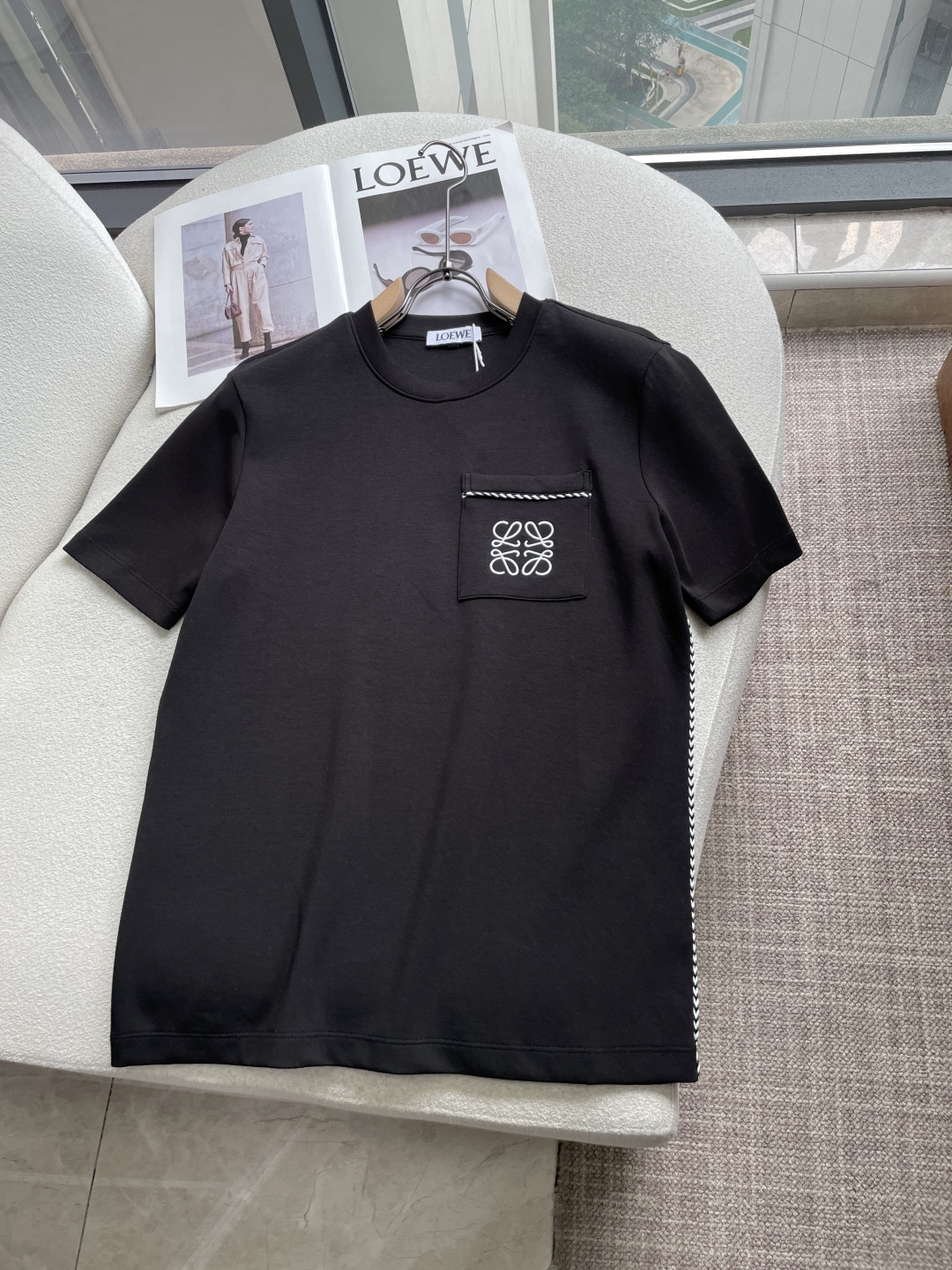 Loewe  2026秋冬 圆领刺绣短袖T恤打底衫 元素性的Logo凸显休闲时尚魅力,依然独领时尚风骚.内搭好伴侣… 客