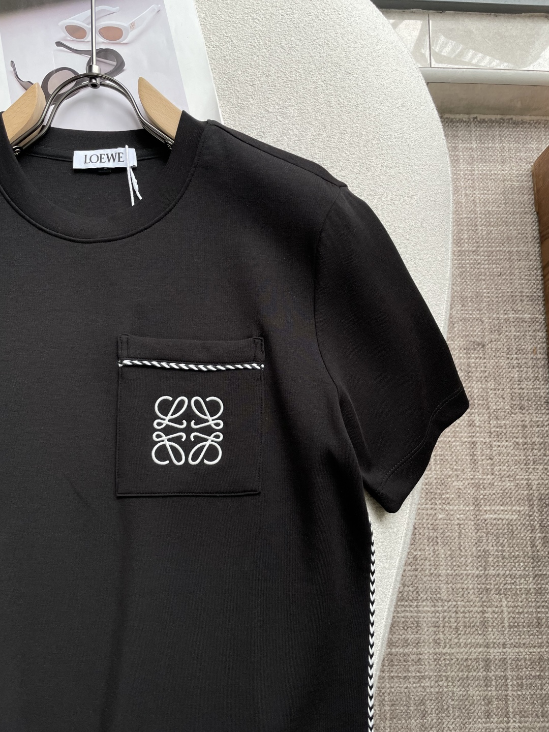 Loewe  2026秋冬 圆领刺绣短袖T恤打底衫 元素性的Logo凸显休闲时尚魅力,依然独领时尚风骚.内搭好伴侣… 客