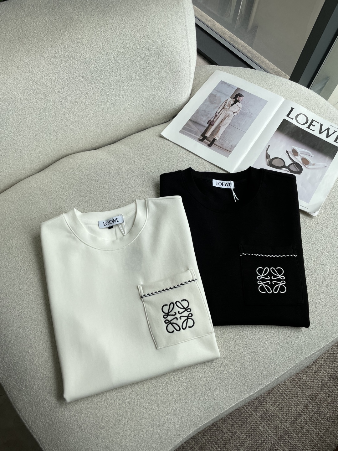 Loewe  2026秋冬 圆领刺绣短袖T恤打底衫 元素性的Logo凸显休闲时尚魅力,依然独领时尚风骚.内搭好伴侣… 客