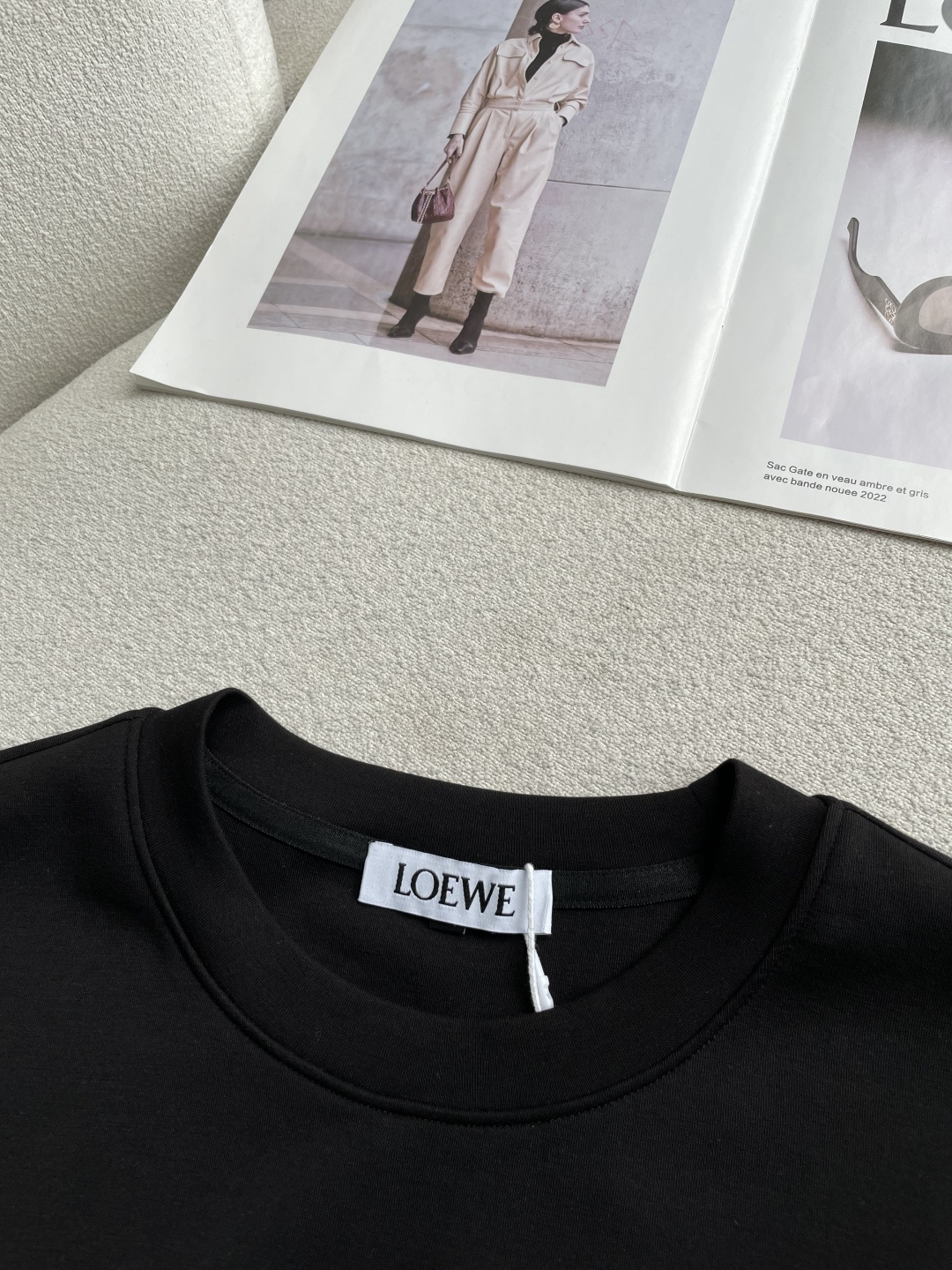 Loewe  2026秋冬 圆领刺绣短袖T恤打底衫 元素性的Logo凸显休闲时尚魅力,依然独领时尚风骚.内搭好伴侣… 客