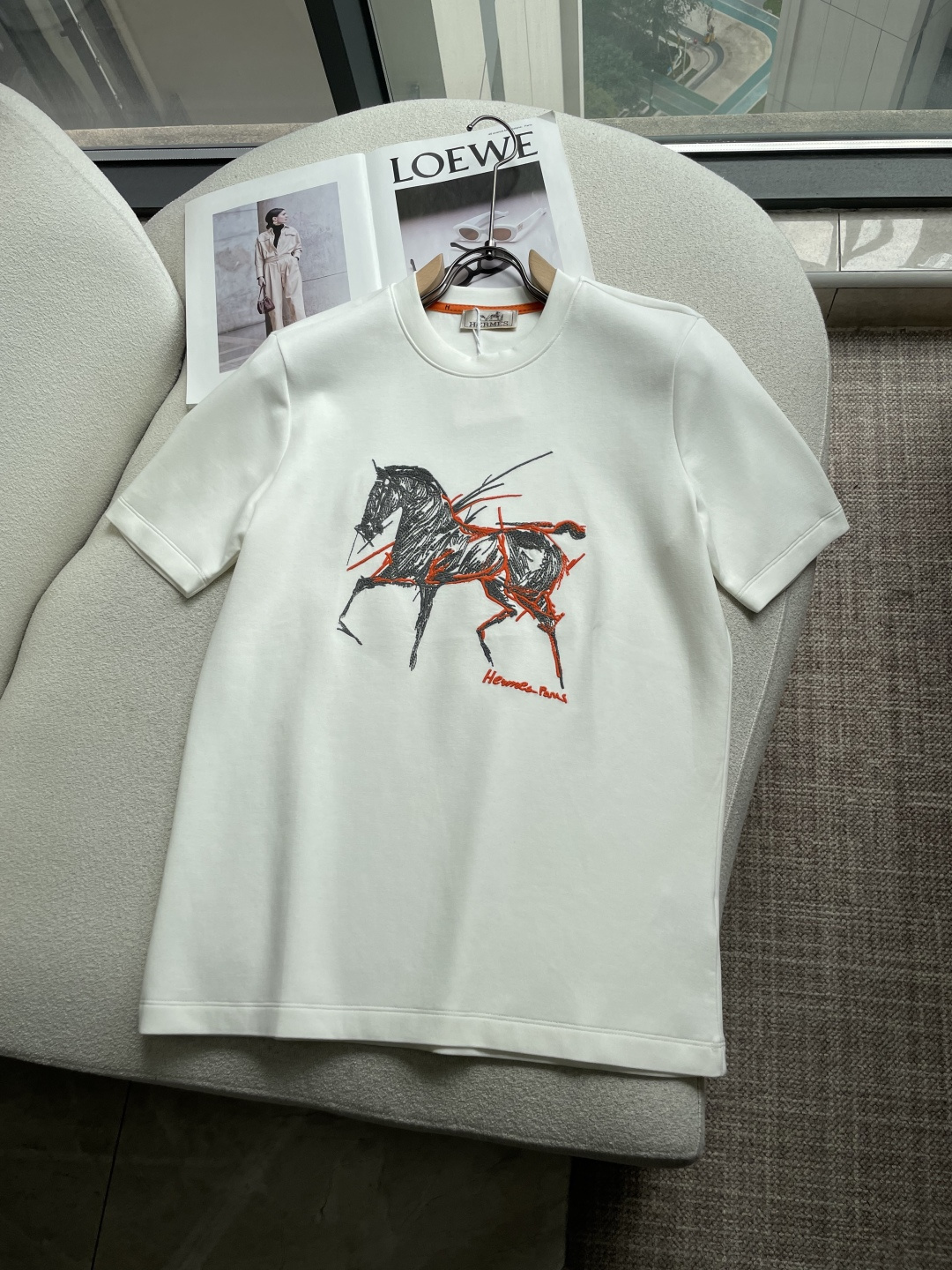 爱🐎仕  2026秋冬 圆领刺绣短袖T恤打底衫 元素性的Logo凸显休闲时尚魅力,依然独领时尚风骚.内搭好伴侣… 客供高