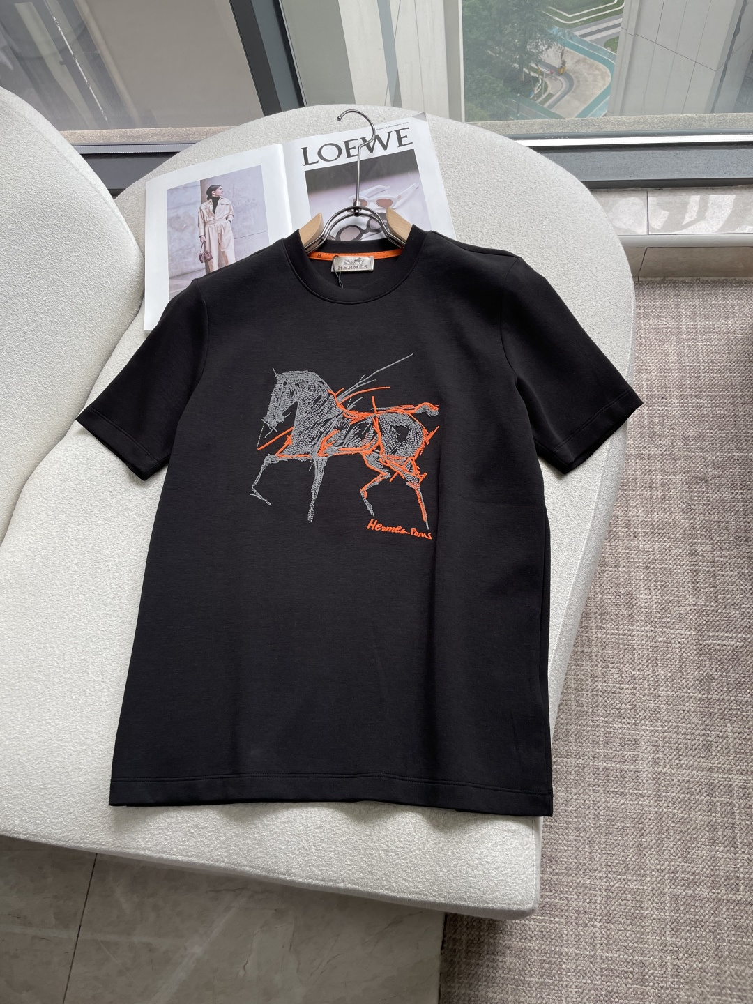 爱🐎仕  2026秋冬 圆领刺绣短袖T恤打底衫 元素性的Logo凸显休闲时尚魅力,依然独领时尚风骚.内搭好伴侣… 客供高