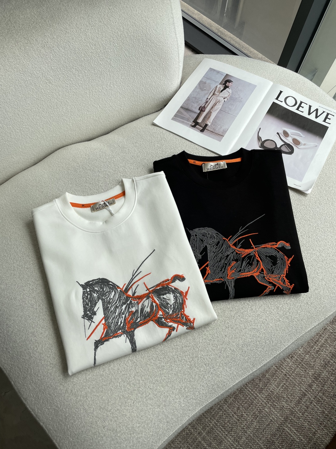 爱🐎仕  2026秋冬 圆领刺绣短袖T恤打底衫 元素性的Logo凸显休闲时尚魅力,依然独领时尚风骚.内搭好伴侣… 客供高