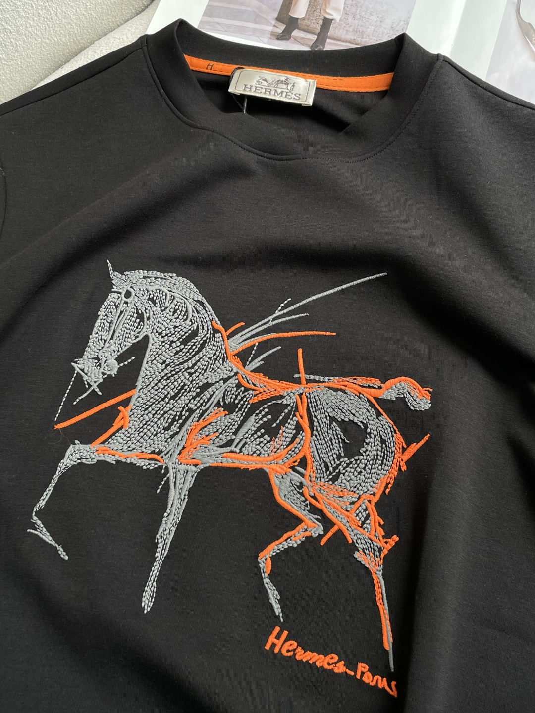 爱🐎仕  2026秋冬 圆领刺绣短袖T恤打底衫 元素性的Logo凸显休闲时尚魅力,依然独领时尚风骚.内搭好伴侣… 客供高