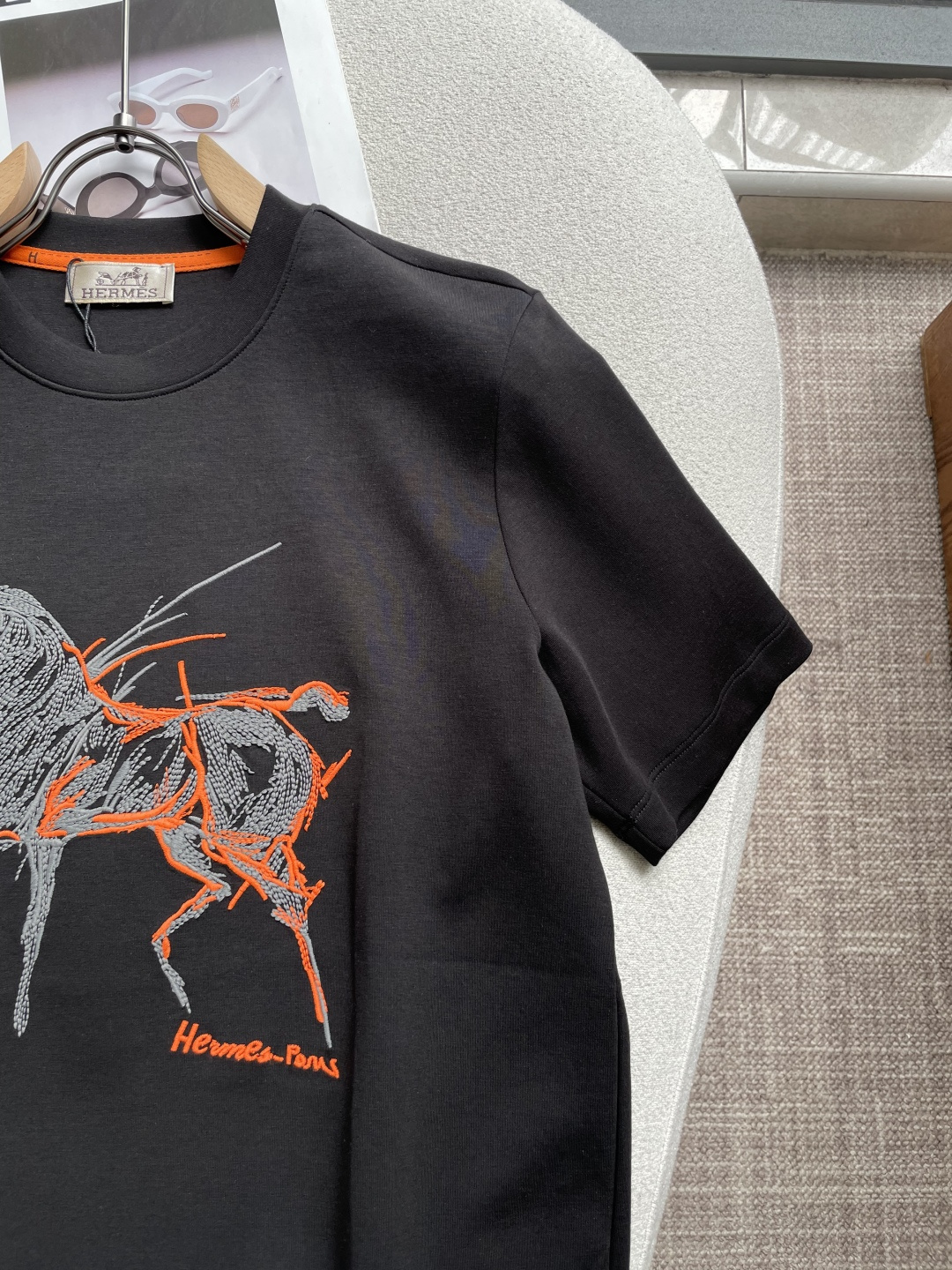 爱🐎仕  2026秋冬 圆领刺绣短袖T恤打底衫 元素性的Logo凸显休闲时尚魅力,依然独领时尚风骚.内搭好伴侣… 客供高