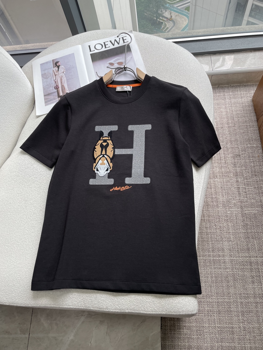 爱🐎仕 2026秋冬 圆领刺绣短袖T恤打底衫 元素性的Logo凸显休闲时尚魅力,依然独领时尚风骚.内搭好伴侣… 客供高支