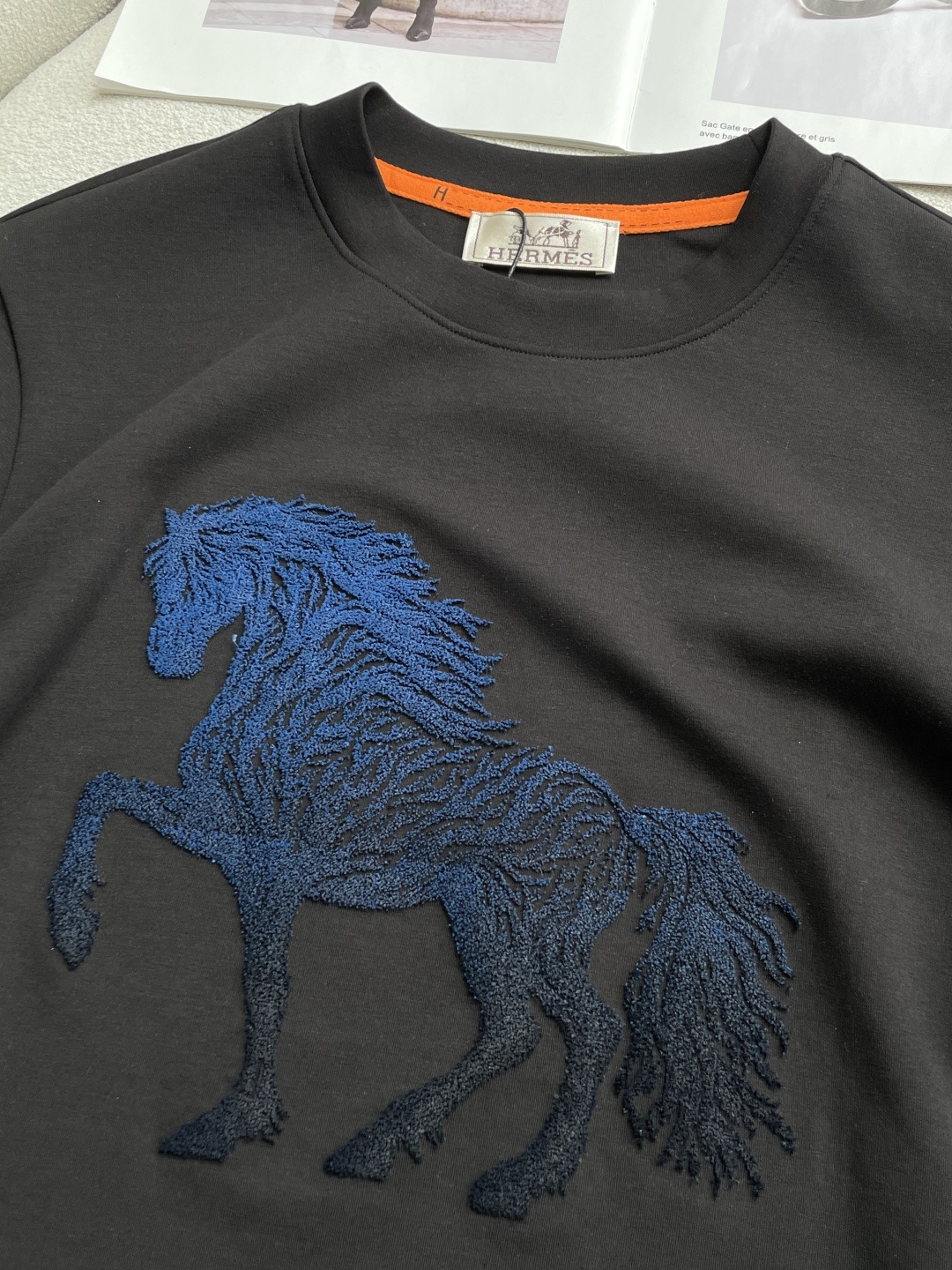 爱🐎仕 2026秋冬 圆领刺绣短袖T恤打底衫 元素性的Logo凸显休闲时尚魅力,依然独领时尚风骚.内搭好伴侣… 客供高支
