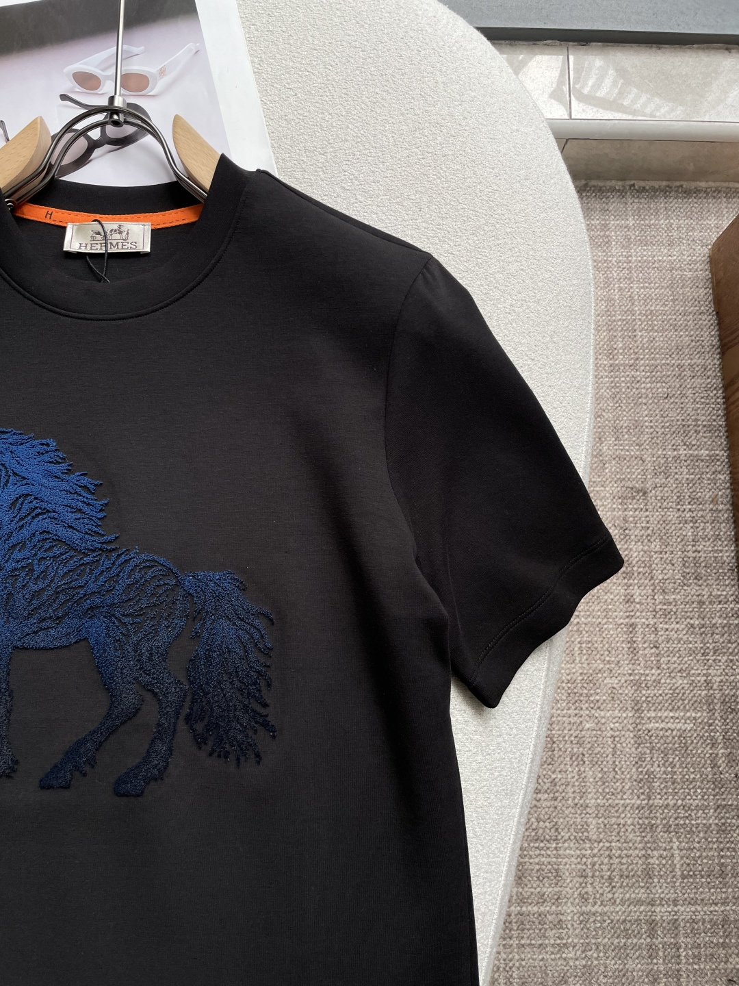 爱🐎仕 2026秋冬 圆领刺绣短袖T恤打底衫 元素性的Logo凸显休闲时尚魅力,依然独领时尚风骚.内搭好伴侣… 客供高支