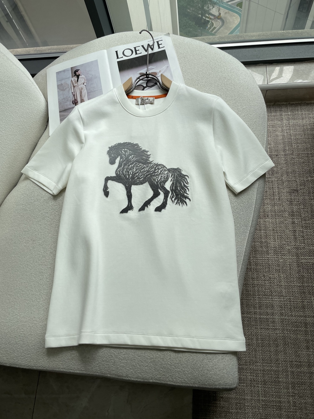 爱🐎仕 2026秋冬 圆领刺绣短袖T恤打底衫 元素性的Logo凸显休闲时尚魅力,依然独领时尚风骚.内搭好伴侣… 客供高支