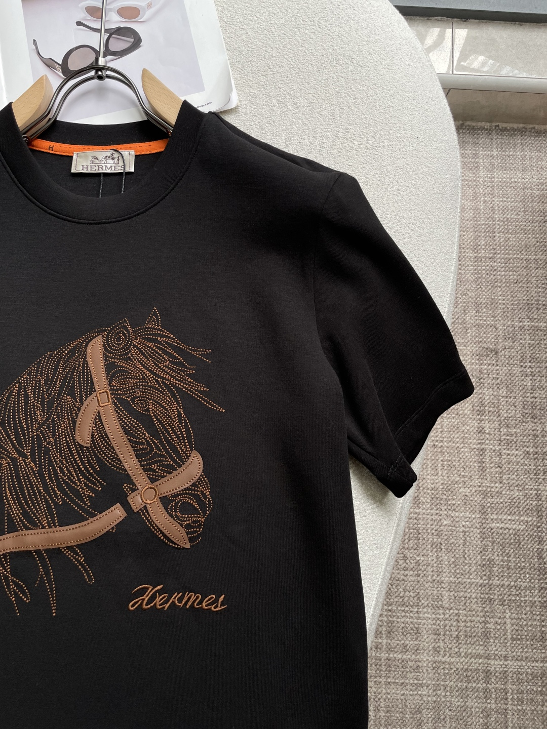 爱🐎仕 2026秋冬 圆领刺绣短袖T恤打底衫 元素性的Logo凸显休闲时尚魅力,依然独领时尚风骚.内搭好伴侣… 客供高支