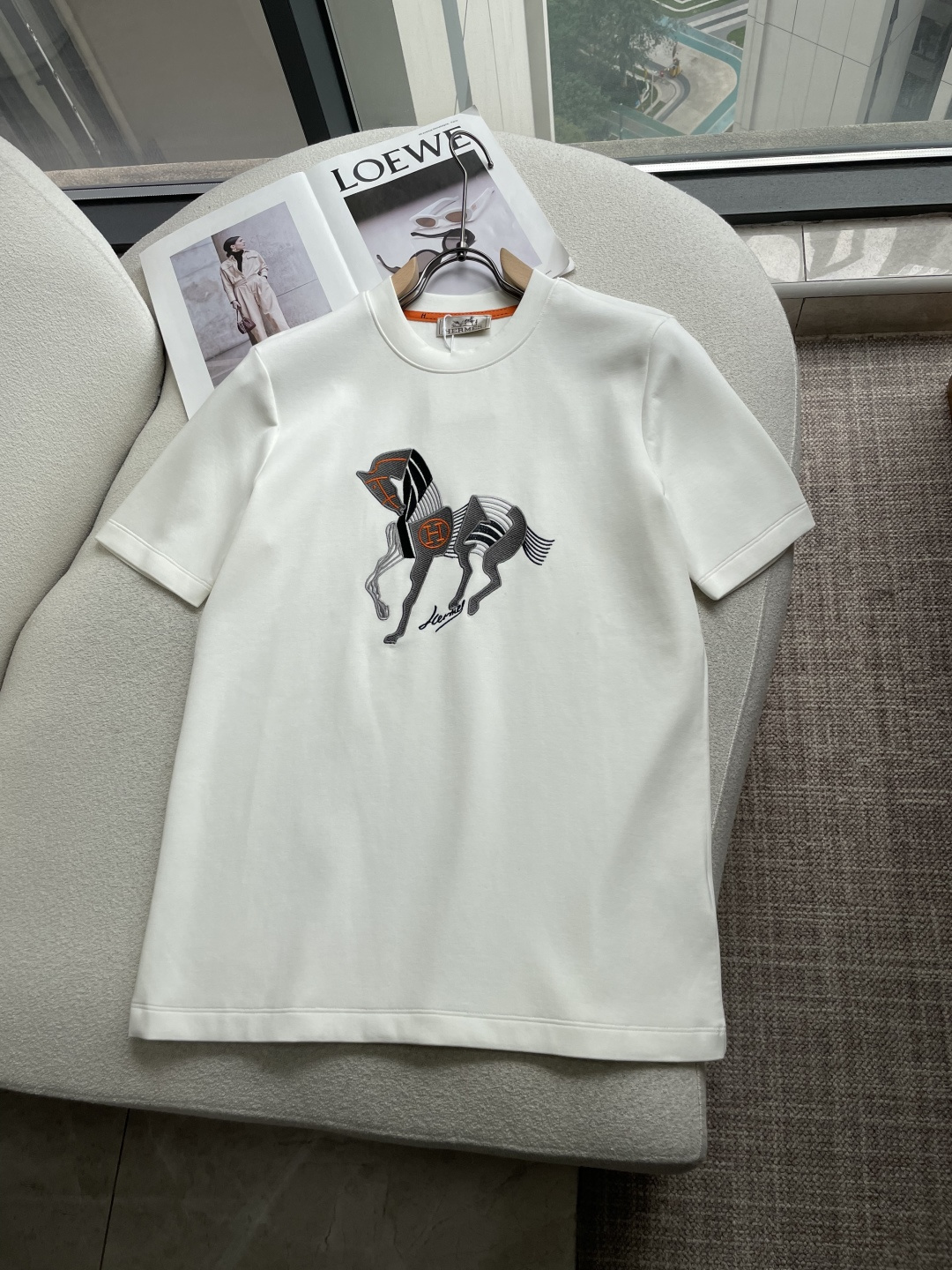 爱🐎仕 2026秋冬 圆领刺绣短袖T恤打底衫 元素性的Logo凸显休闲时尚魅力,依然独领时尚风骚.内搭好伴侣… 客供高支