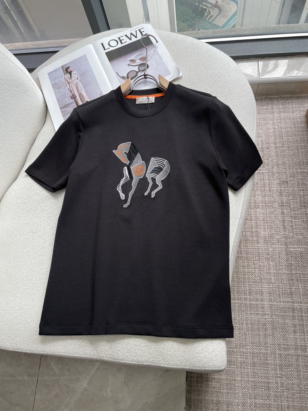 爱🐎仕 2026秋冬 圆领刺绣短袖T恤打底衫 元素性的Logo凸显休闲时尚魅力,依然独领时尚风骚.内搭好伴侣… 客供高支