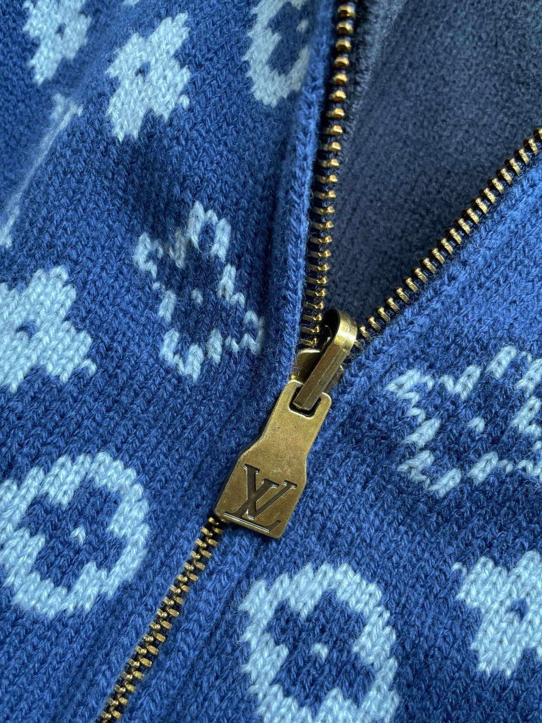 Lv秋冬刚需双面穿针织夹克✨ 一件解锁两种风格，性价比直接拉满！ 一面满印老花提花，经典蓝调复古耐看，肌理感很强，上身自