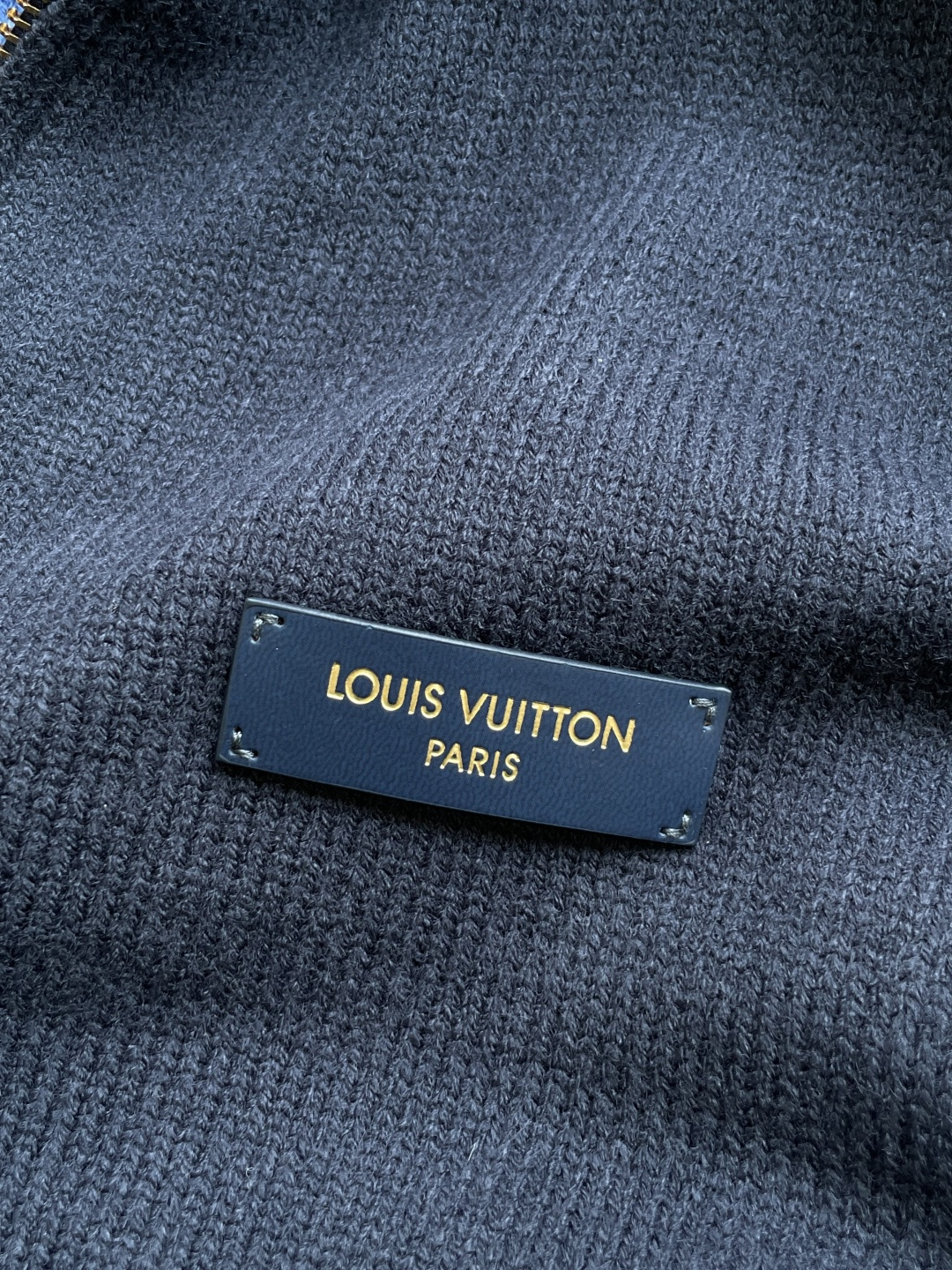 Lv秋冬刚需双面穿针织夹克✨ 一件解锁两种风格，性价比直接拉满！ 一面满印老花提花，经典蓝调复古耐看，肌理感很强，上身自