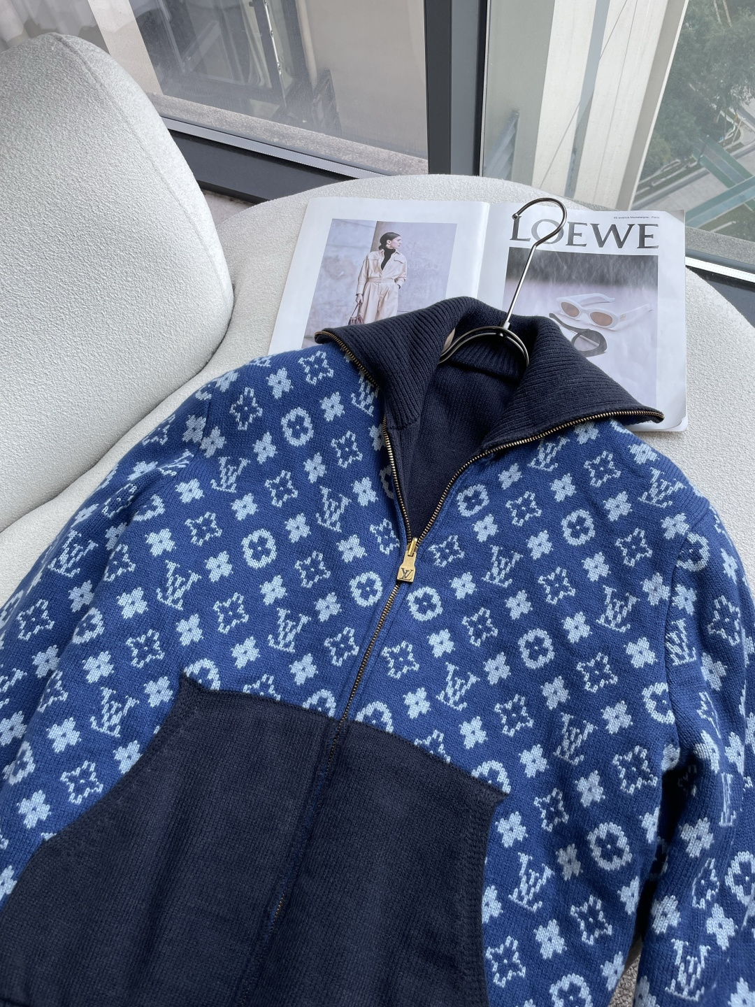 Lv秋冬刚需双面穿针织夹克✨ 一件解锁两种风格，性价比直接拉满！ 一面满印老花提花，经典蓝调复古耐看，肌理感很强，上身自