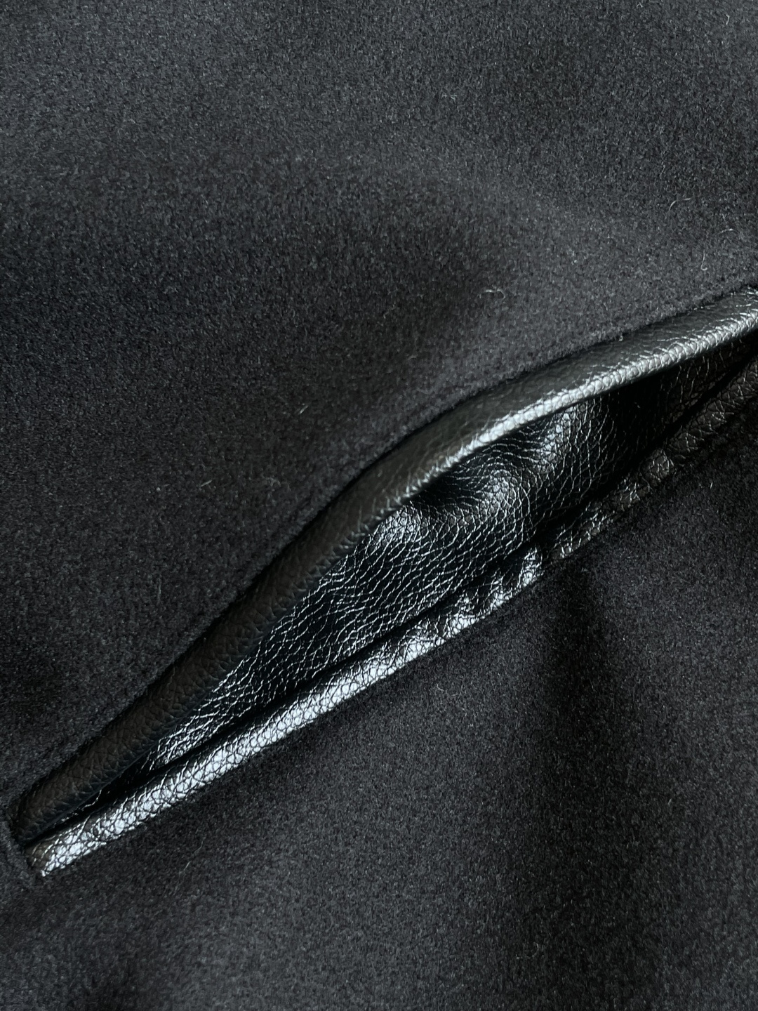 纪梵希 经典黑拼皮棒球服｜男生帅感刚需款🖤 毛呢衣身+皮质插肩袖拼接，两种材质碰撞，质感直接拉满！ 利落棒球领，金属按扣