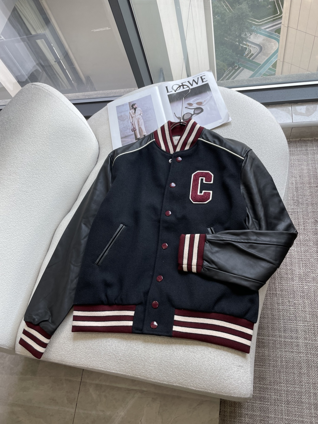 CELINE 复古C标拼皮棒球服｜经典美式氛围感✨ 羊毛呢衣身+亮面皮质袖拼接，质感碰撞超有味道！ 酒红+米白撞色罗纹领