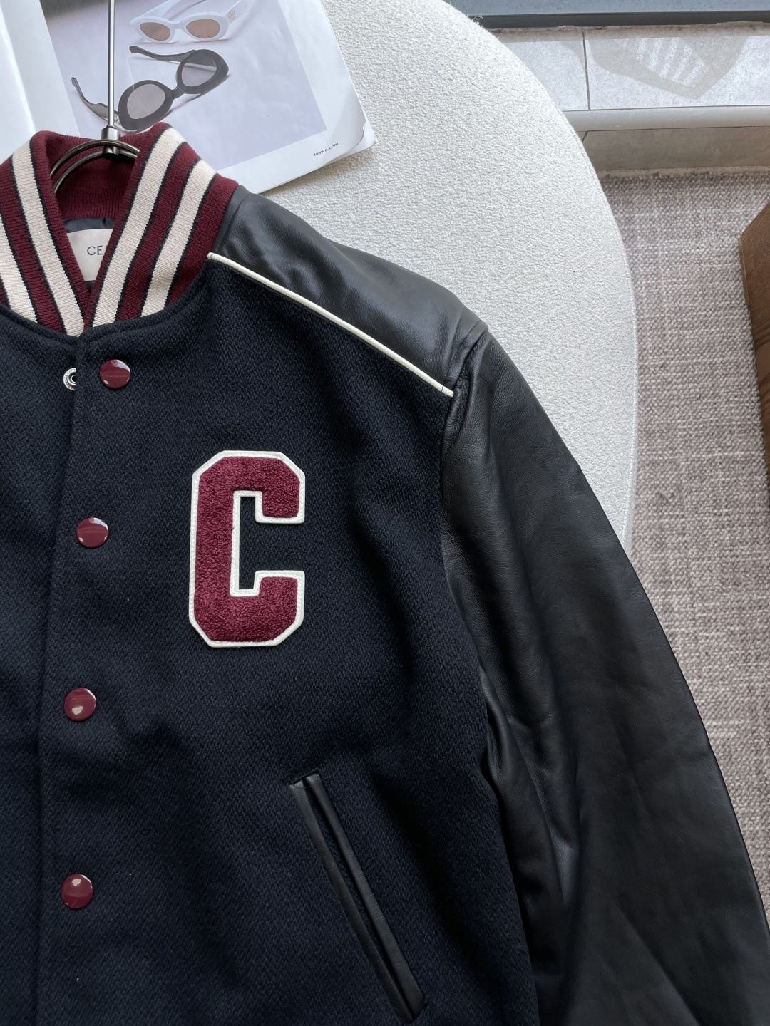CELINE 复古C标拼皮棒球服｜经典美式氛围感✨ 羊毛呢衣身+亮面皮质袖拼接，质感碰撞超有味道！ 酒红+米白撞色罗纹领