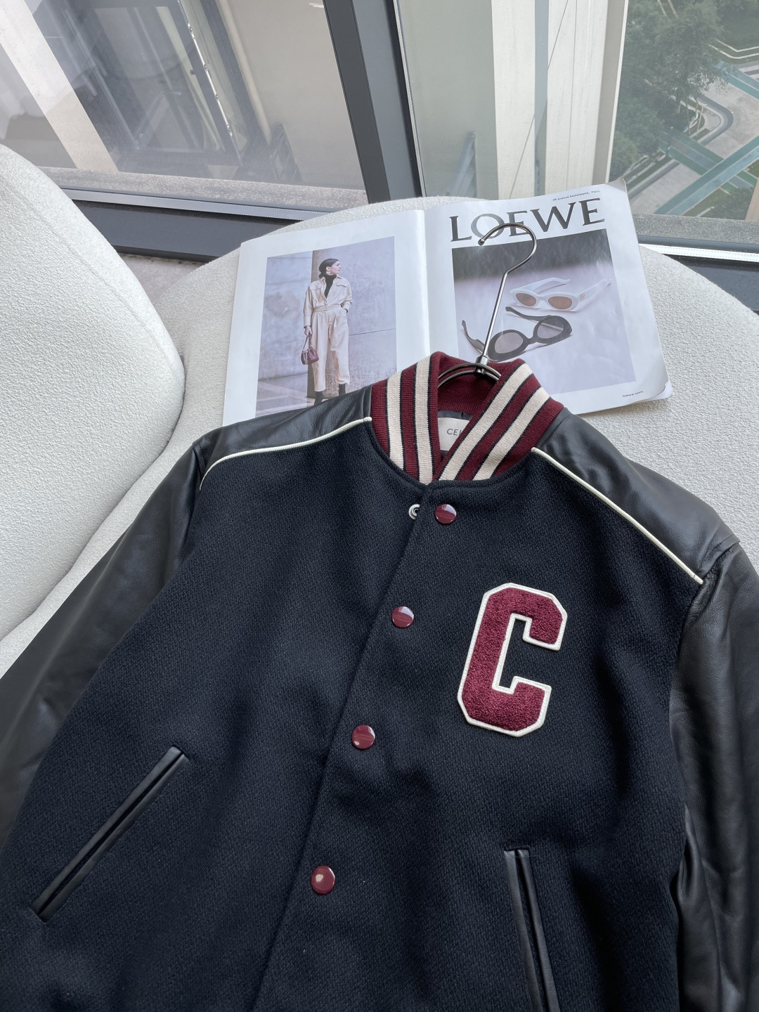 CELINE 复古C标拼皮棒球服｜经典美式氛围感✨ 羊毛呢衣身+亮面皮质袖拼接，质感碰撞超有味道！ 酒红+米白撞色罗纹领