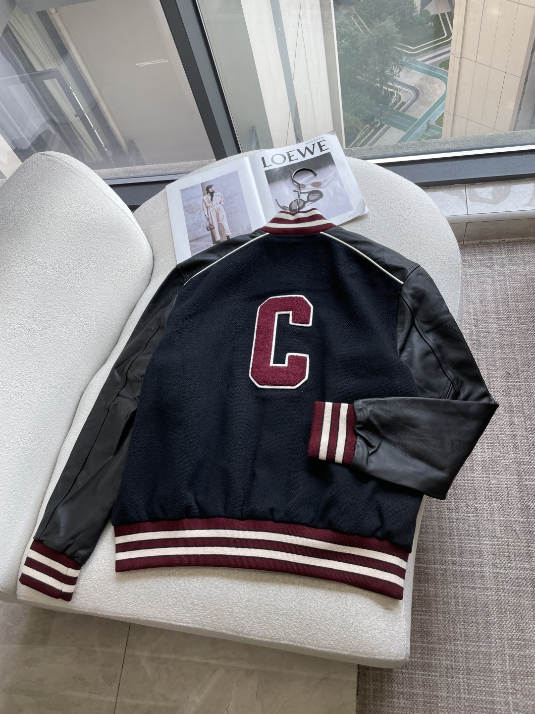 CELINE 复古C标拼皮棒球服｜经典美式氛围感✨ 羊毛呢衣身+亮面皮质袖拼接，质感碰撞超有味道！ 酒红+米白撞色罗纹领