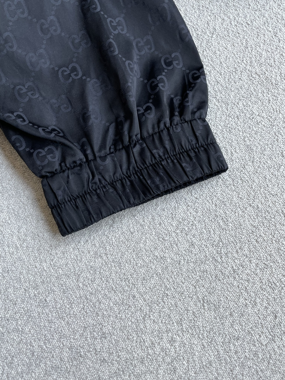 Gucc暗纹满印连帽夹克｜低调质感黑🖤 通体低调暗纹提花，不张扬但细节拉满，近距离才能看见精致花纹，高级内敛。 连帽设计