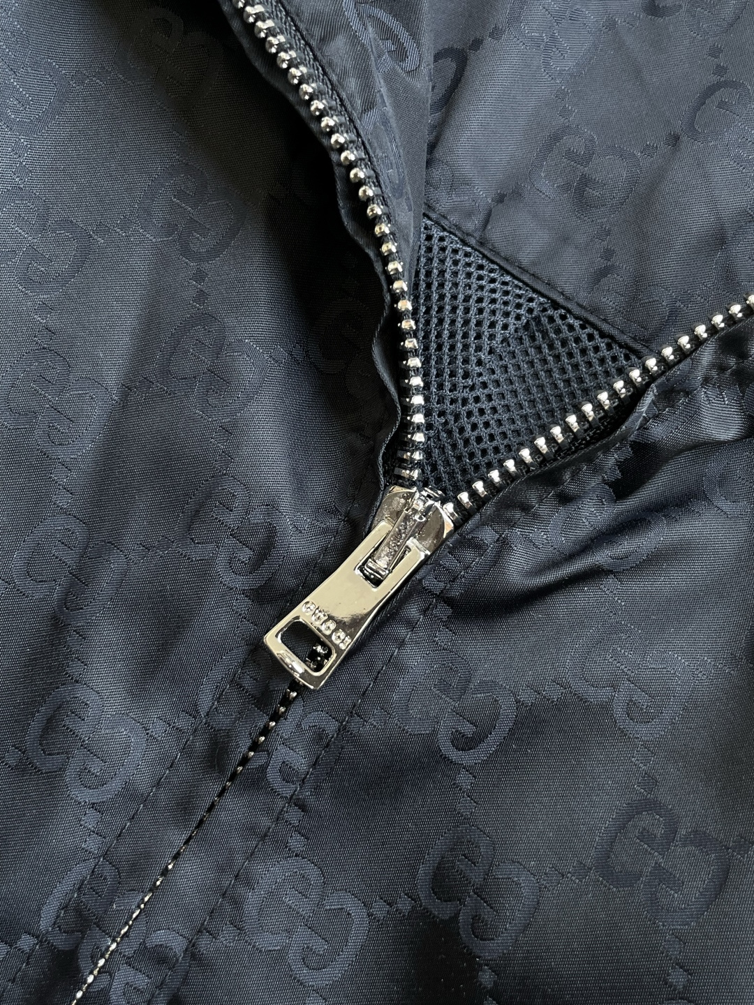 Gucc暗纹满印连帽夹克｜低调质感黑🖤 通体低调暗纹提花，不张扬但细节拉满，近距离才能看见精致花纹，高级内敛。 连帽设计