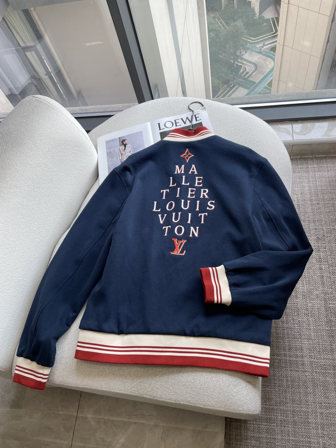 Lv藏青撞色棒球夹克｜复古学院风少年感💙 经典棒球领版型，藏青色基底沉稳耐看，红+米白撞色罗纹领口、袖口、下摆，层次一下
