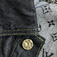 Lv重磅拼接老花牛仔外套,辨识度拉满。 黑底满印老花,搭配条纹撞色拼接,明黄色车线勾勒轮廓,不规则口袋剪裁打破单调。复古 Lv重磅拼接老花牛仔外套,辨识度拉满。 黑底满印老花,搭配条纹撞色拼接,明黄色车线勾勒轮廓,不规则口袋剪裁打破单调。复古