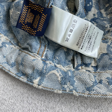 Lv蓝白肌理提花牛仔,视觉层次一绝。 通体提花混织+立体磨毛破坏工艺,斑驳肌理像天然晕染,触感独特。经典翻领牛仔结构,黄 Lv蓝白肌理提花牛仔,视觉层次一绝。 通体提花混织+立体磨毛破坏工艺,斑驳肌理像天然晕染,触感独特。经典翻领牛仔结构,黄