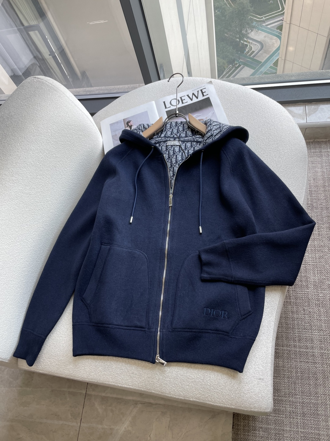 Dior藏青连帽拉链开衫，内敛高级款。 外层纯色藏青，简约干净，拉开拉链内里满印老花，一拉一藏，低调暗藏惊喜。 顺滑金属