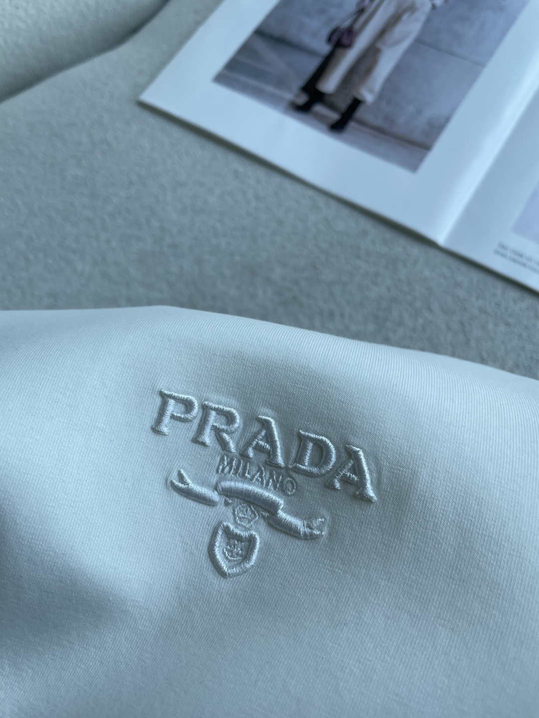 Prad 2026ss秋冬新品卫衣  高端品质 版型面料五金都是专柜1:1定制 面料是用的100%液氨空气层棉面料 身上
