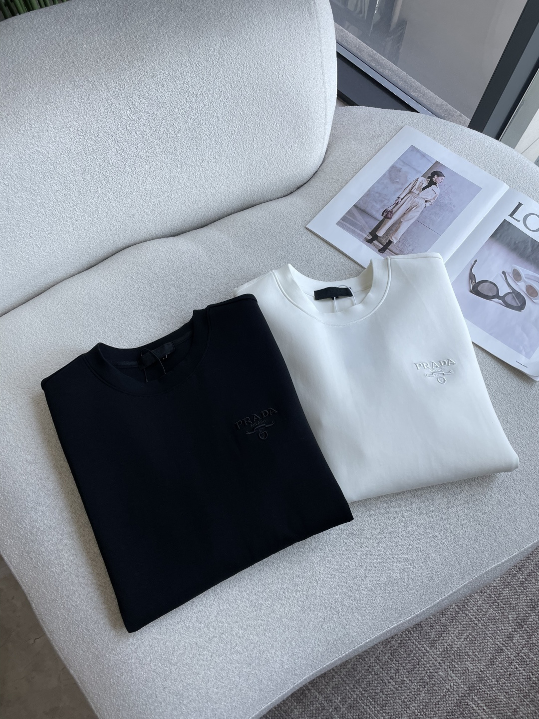 Prad 2026ss秋冬新品卫衣  高端品质 版型面料五金都是专柜1:1定制 面料是用的100%液氨空气层棉面料 身上