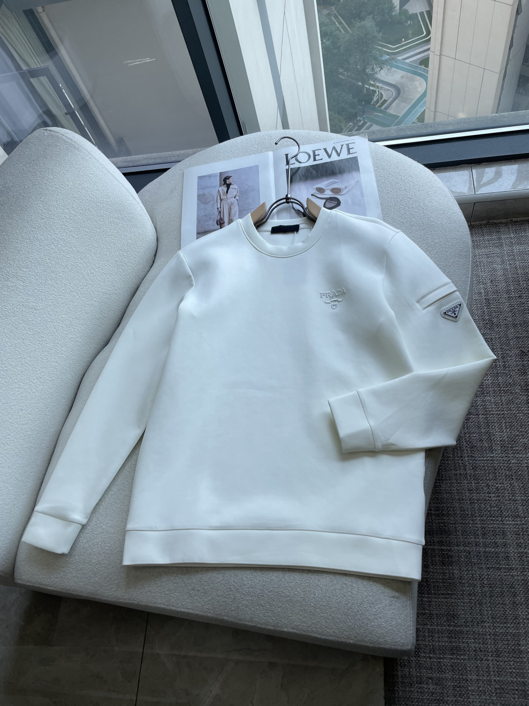 Prad 2026ss秋冬新品卫衣  高端品质 版型面料五金都是专柜1:1定制 面料是用的100%液氨空气层棉面料 身上