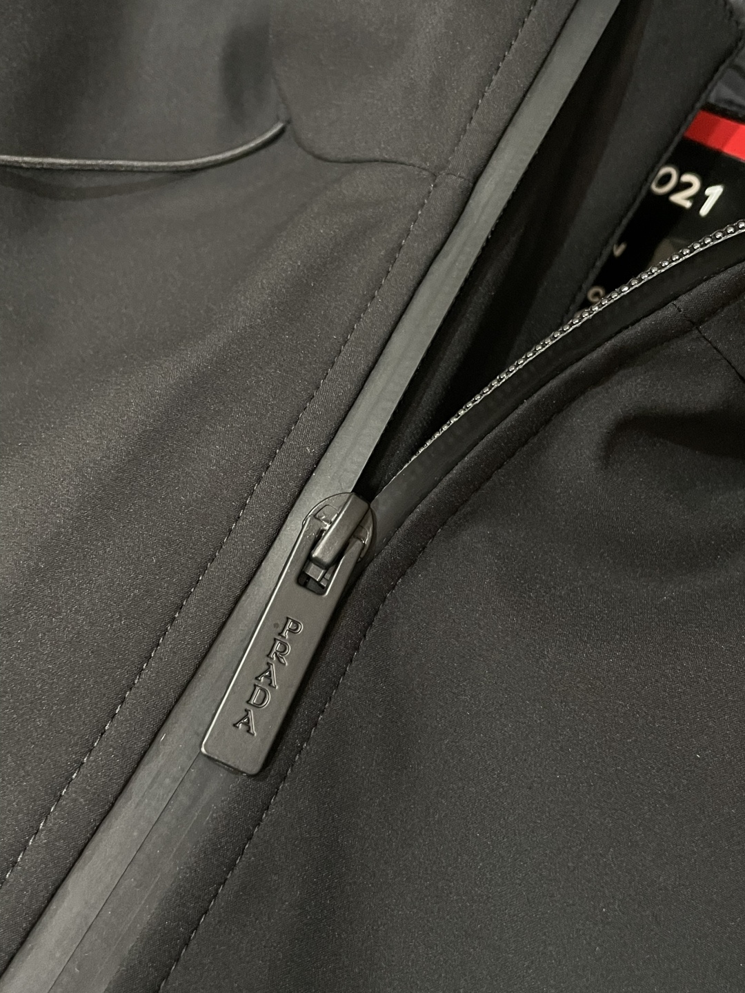 Prad 贸易公司订单！2026ss秋冬新品 官网同步 超有型 简洁舒适的羽绒服定制最高等90白鸭绒防钻绒面料、蓬松度极