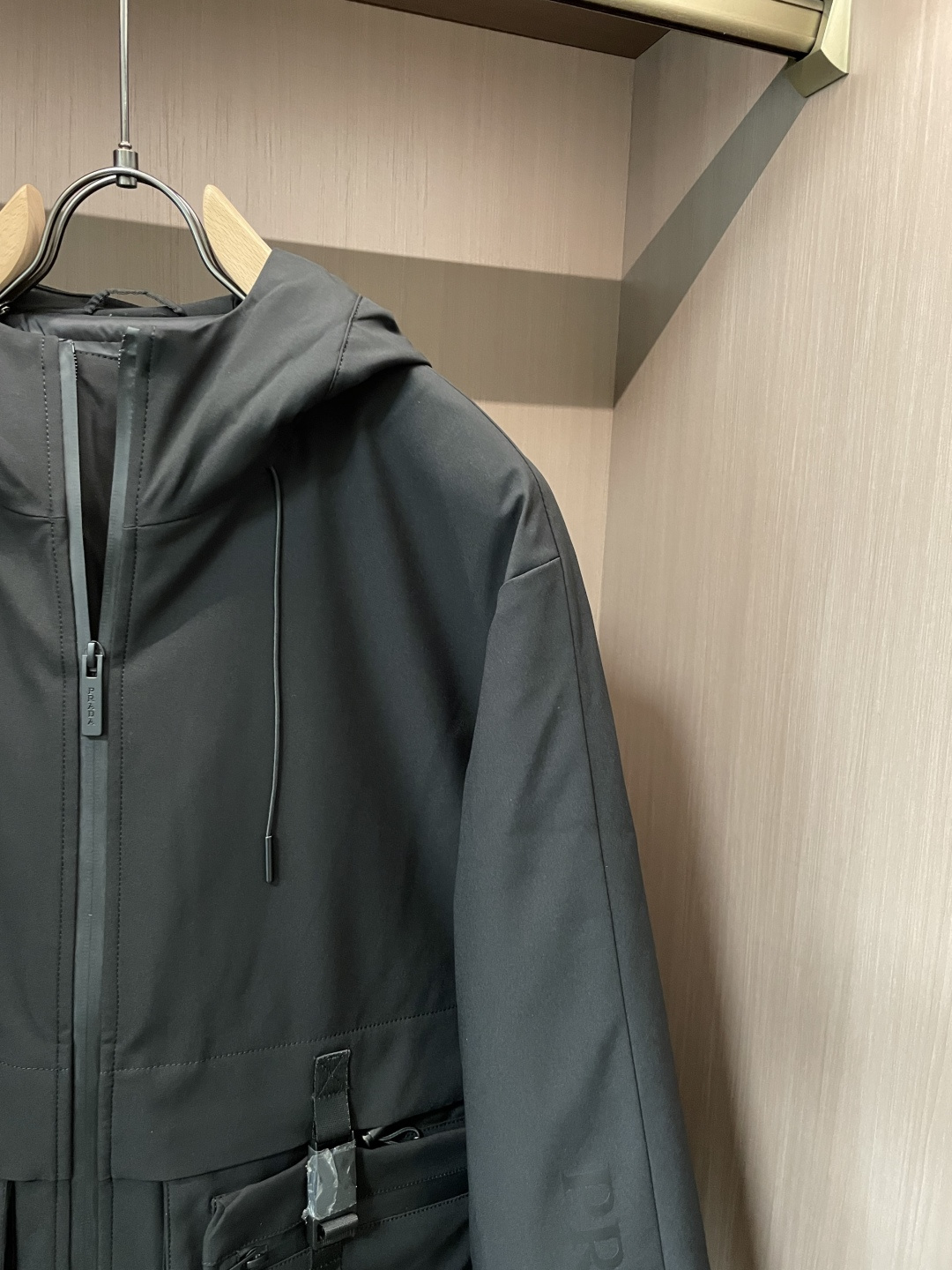 Prad 贸易公司订单！2026ss秋冬新品 官网同步 超有型 简洁舒适的羽绒服定制最高等90白鸭绒防钻绒面料、蓬松度极