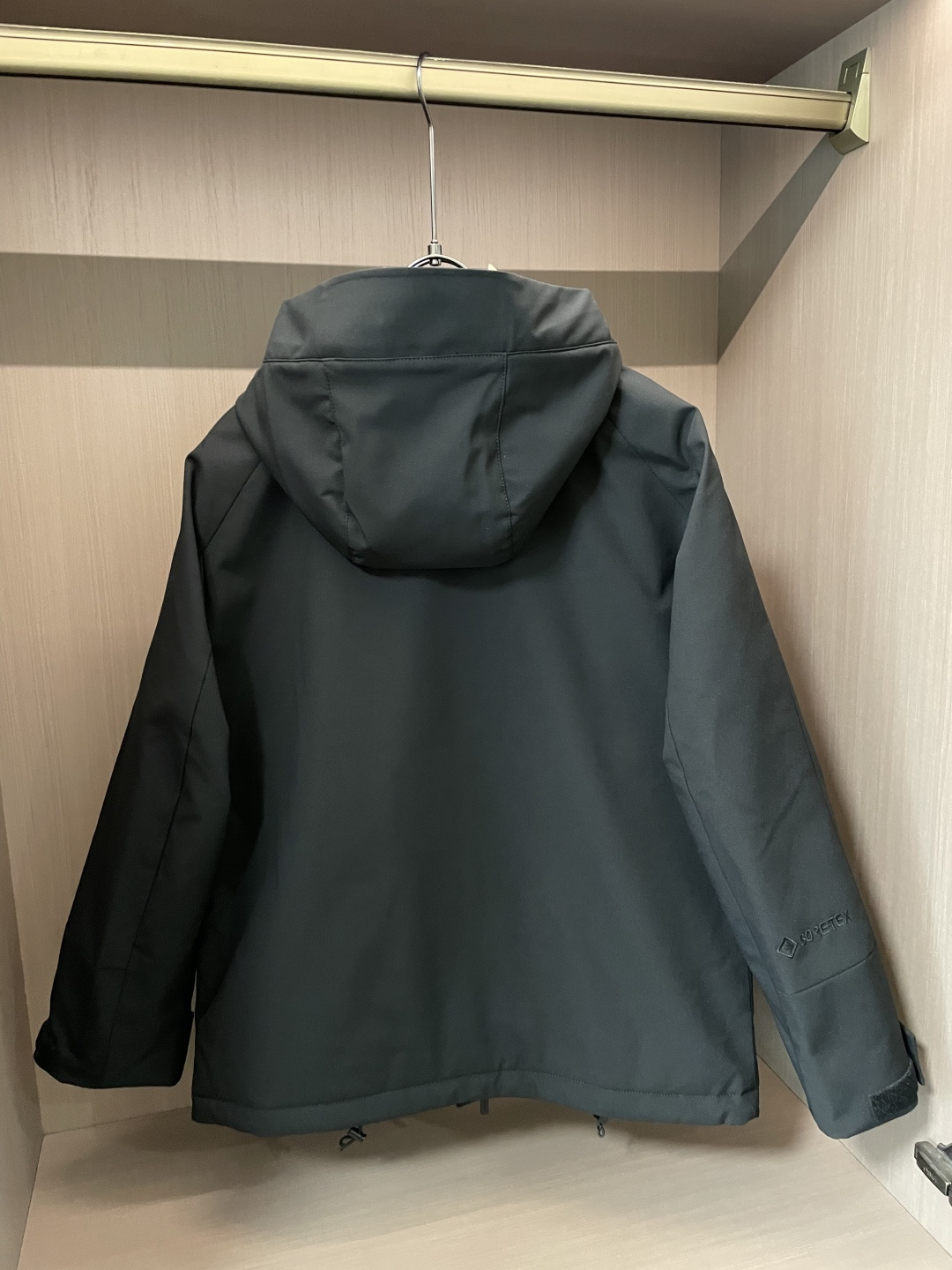 Prad 贸易公司订单！2026ss秋冬新品 官网同步 超有型 简洁舒适的羽绒服定制最高等90白鸭绒防钻绒面料、蓬松度极