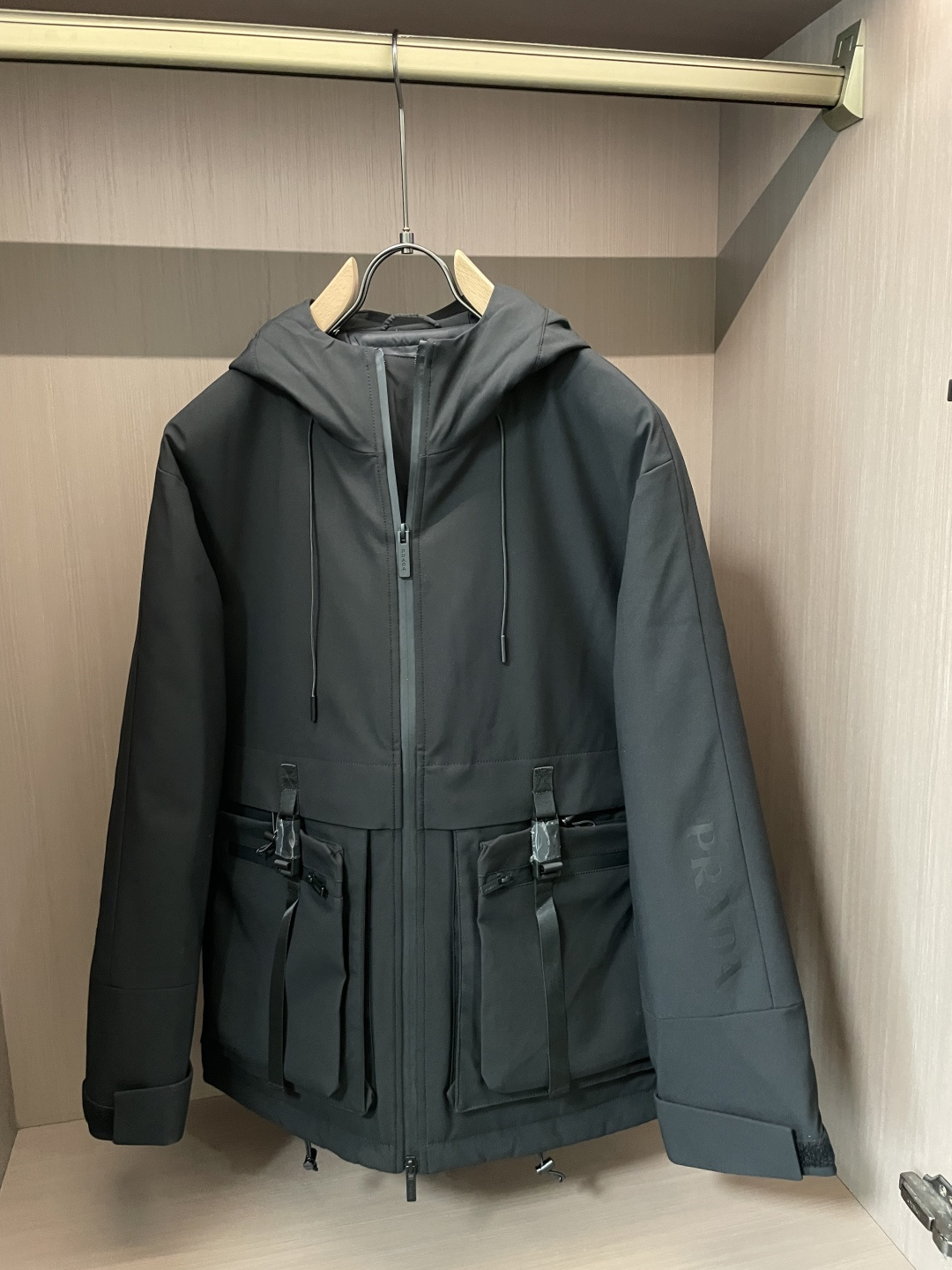 Prad 贸易公司订单！2026ss秋冬新品 官网同步 超有型 简洁舒适的羽绒服定制最高等90白鸭绒防钻绒面料、蓬松度极