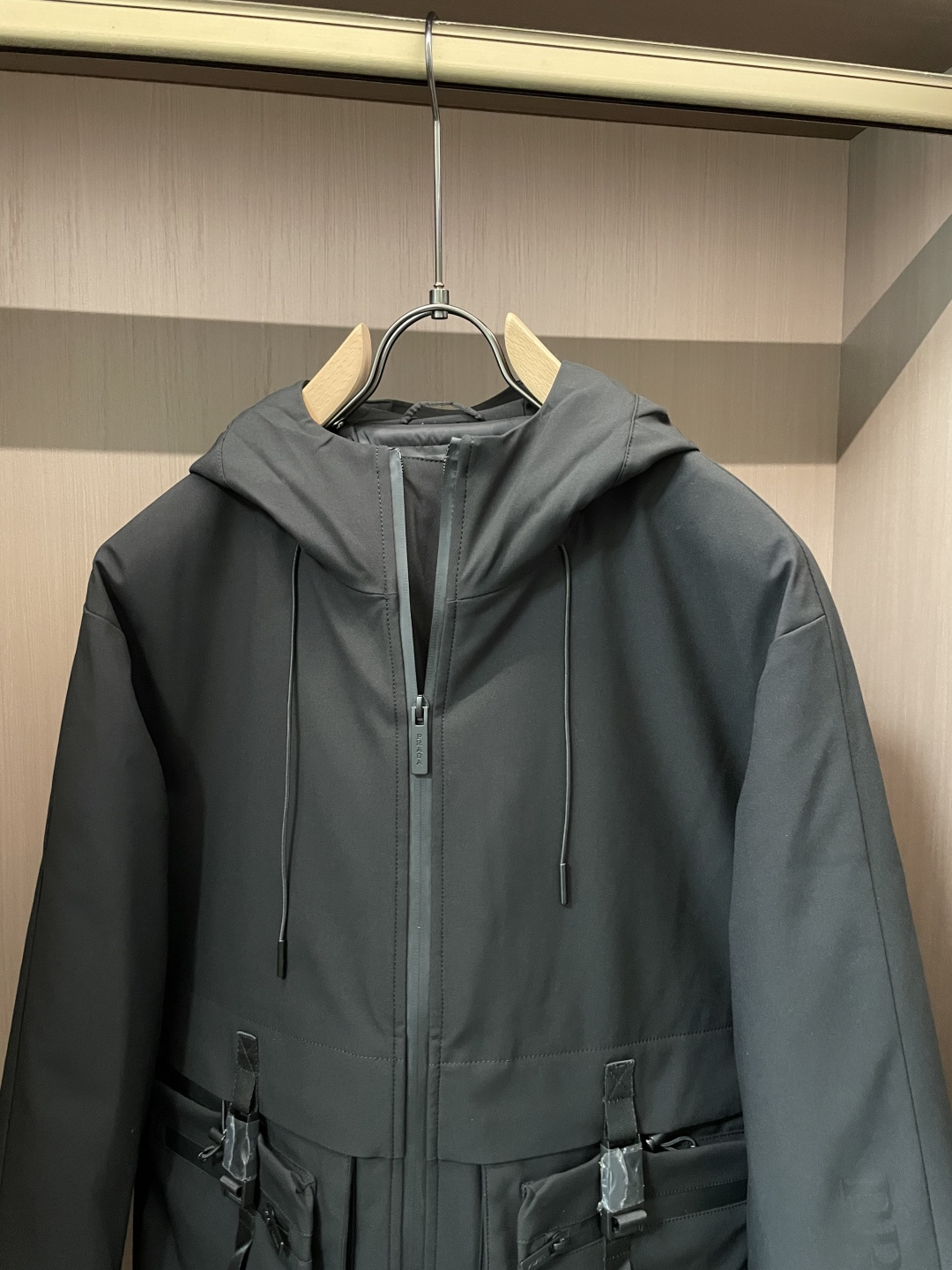 Prad 贸易公司订单！2026ss秋冬新品 官网同步 超有型 简洁舒适的羽绒服定制最高等90白鸭绒防钻绒面料、蓬松度极